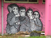 829416 Afbeelding van een muurschildering met aapjes, op de achtergevel van het flatgebouw aan de Auriollaan in de wijk ...